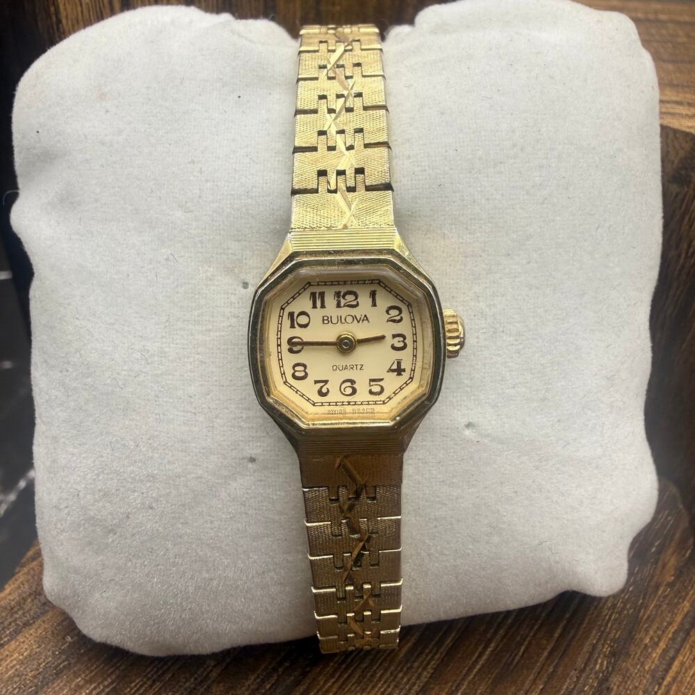 Vintage 1982 Bulova Quartz Gold Tone Ladies Bracelet Watch P2 Swiss